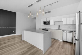 101 Diplomat Pkwy, Unit 2610 in Hallandale Beach, FL - Building Photo - Building Photo