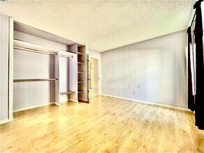 2077 Washington Ave in San Leandro, CA - Building Photo - Building Photo