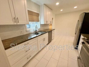 1304 Hillcrest Dr in Austin, TX - Building Photo - Building Photo