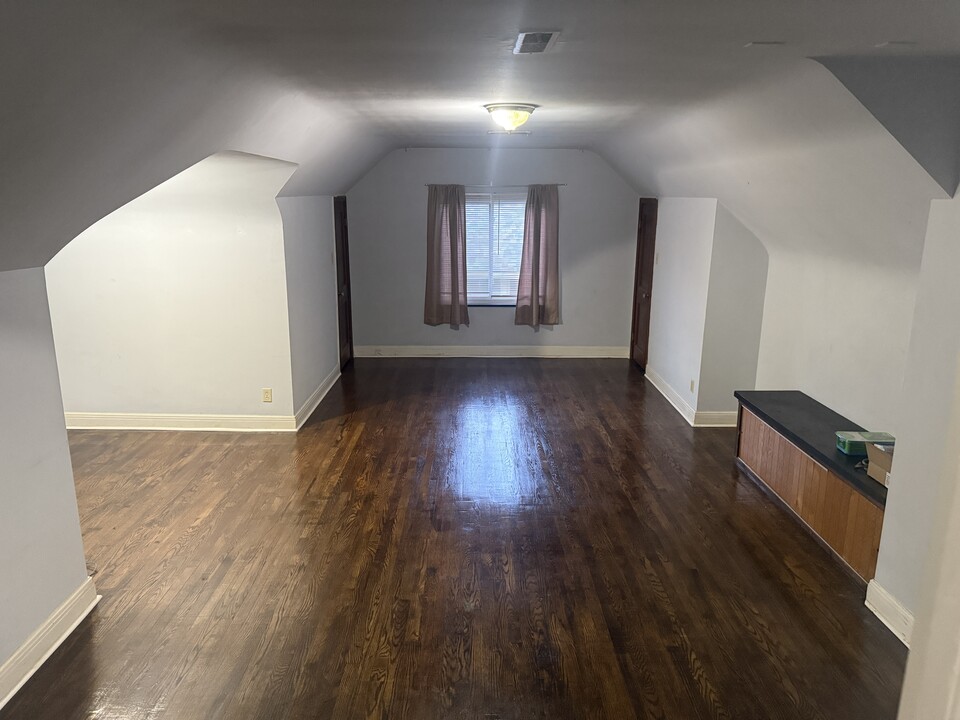 105 Forest Ave, Unit Apt B in Charleston, WV - Building Photo