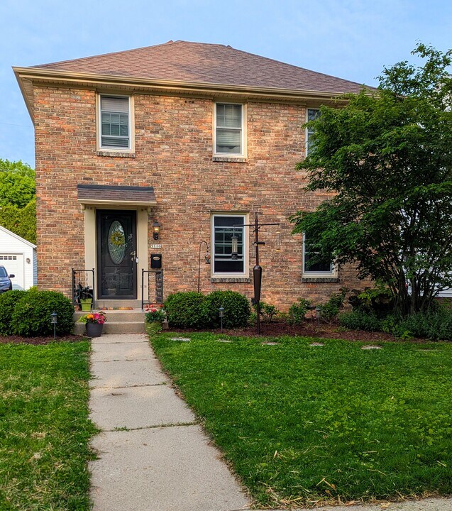5116 N Hollywood Ave in Whitefish Bay, WI - Building Photo