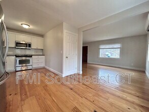 44 Lathrop Rd in Waterford, CT - Building Photo - Building Photo