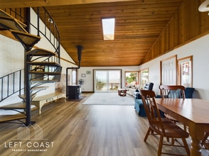 1033 NW Inlet Ave in Lincoln City, OR - Building Photo - Building Photo