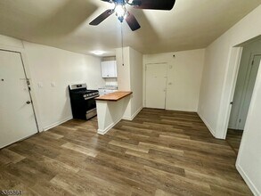 390 Orange Rd in Montclair, NJ - Building Photo - Building Photo