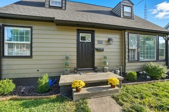 1035 Mayfair Rd S in Troy, OH - Foto de edificio - Building Photo