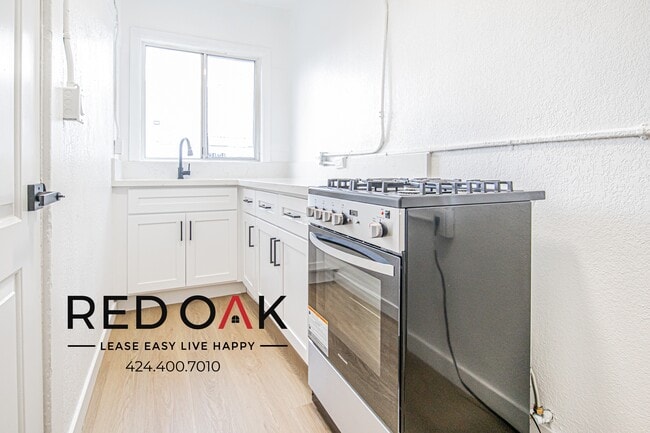 719 Heliotrope Dr, Unit 105 in Los Angeles, CA - Building Photo - Building Photo