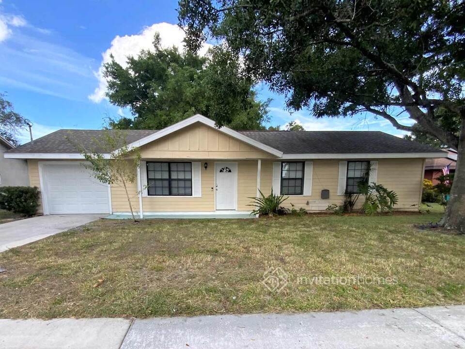 521 Flame Tree Dr in Apollo Beach, FL - Building Photo