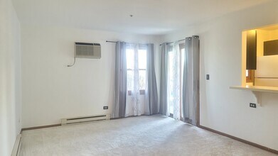 1305 Cunat Ct in Lake In The Hills, IL - Building Photo - Building Photo