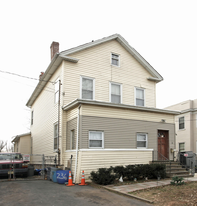 236 E 1st Ave in Roselle, NJ - Foto de edificio - Building Photo