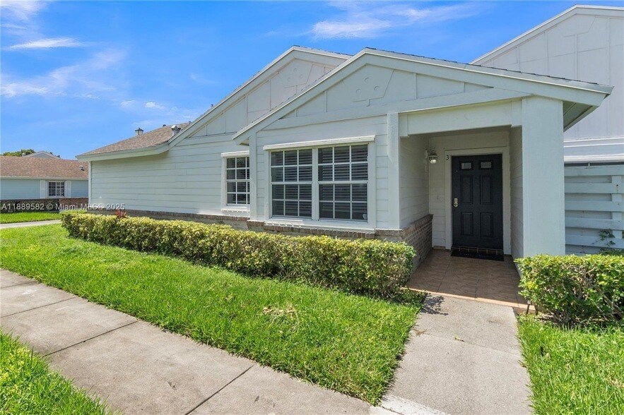 13737 SW 147th Cir Ln in Miami, FL - Building Photo