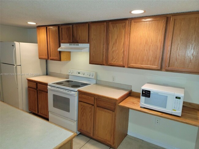 9907 Westwood Dr, Unit 15-2 in Tamarac, FL - Foto de edificio - Building Photo