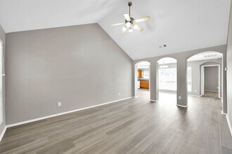 2214 Shady Tree Ln in Conroe, TX - Building Photo - Building Photo