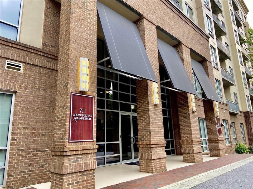 711 Cosmopolitan Dr NE in Atlanta, GA - Building Photo
