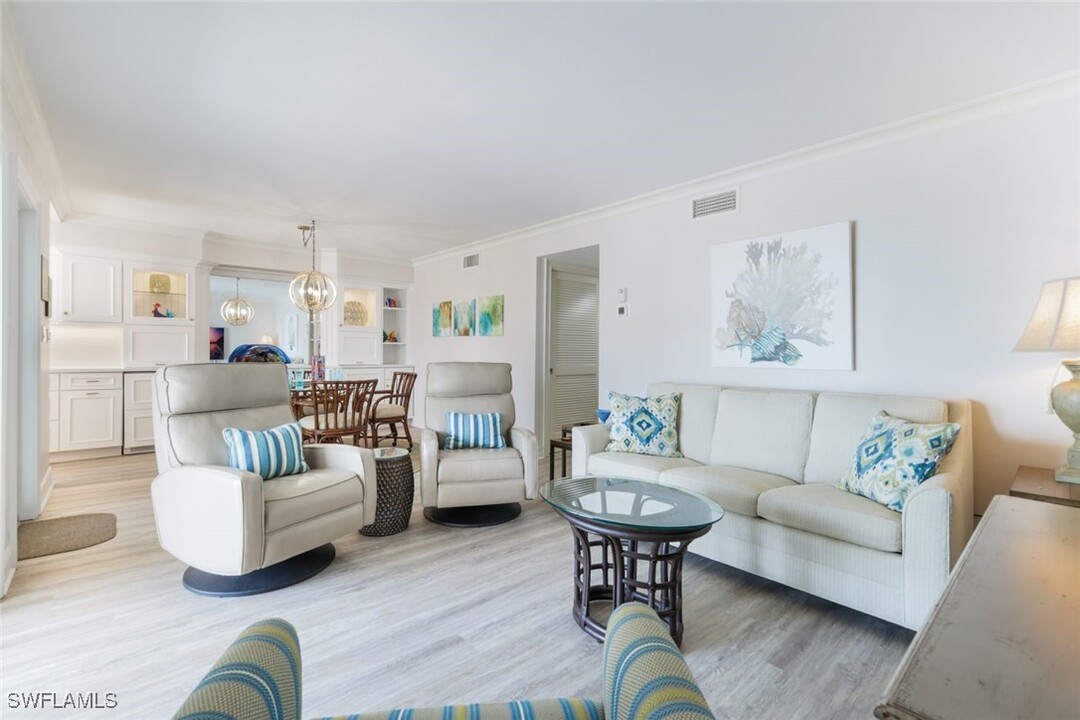 25710 Hickory Blvd in Bonita Springs, FL - Foto de edificio