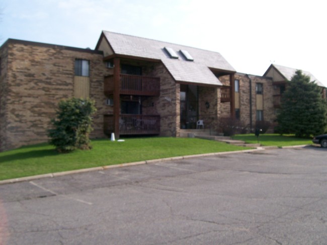 Parkshore Apartments in Spring Park, MN - Building Photo - Building Photo