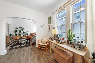 1276 W 67th St, Unit B in Cleveland, OH - Foto de edificio - Building Photo