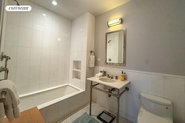 40 E 72nd St in New York, NY - Building Photo - Building Photo