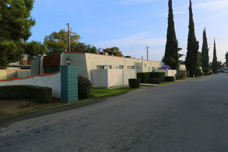 Casa Real Apartments in Bakersfield, CA - Building Photo - Building Photo