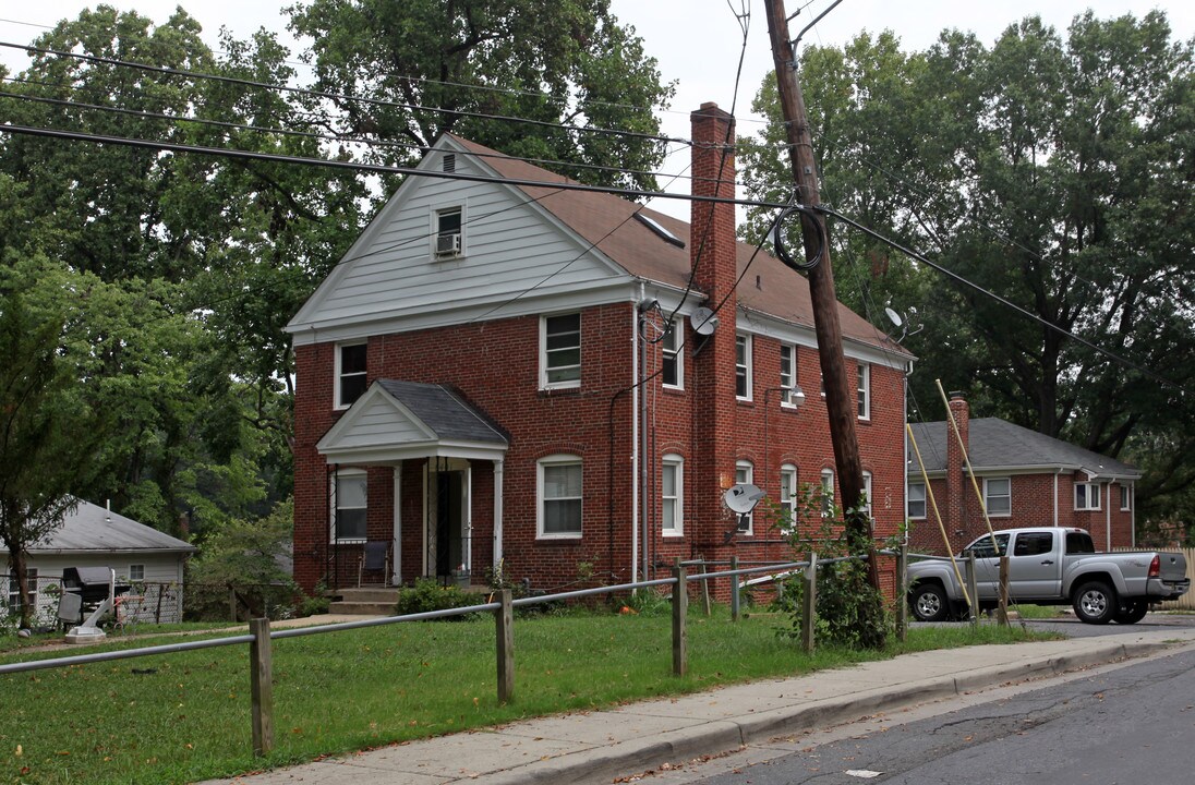 8401 Flower Ave in Takoma Park, MD - Foto de edificio