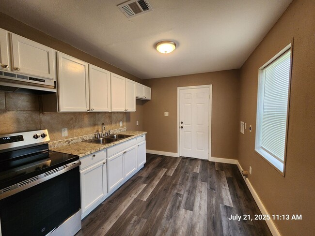 1305 Cordrey Ave in Orange, TX - Foto de edificio - Building Photo