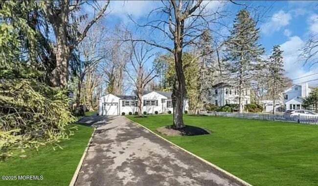 472 Branch Ave in Little Silver, NJ - Foto de edificio - Building Photo