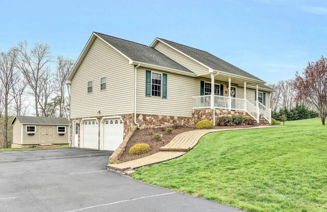 1307 Savanna Hills Dr in Moneta, VA - Building Photo - Building Photo