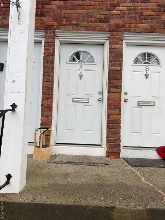 2 Colonial Dr in Wappingers Falls, NY - Building Photo