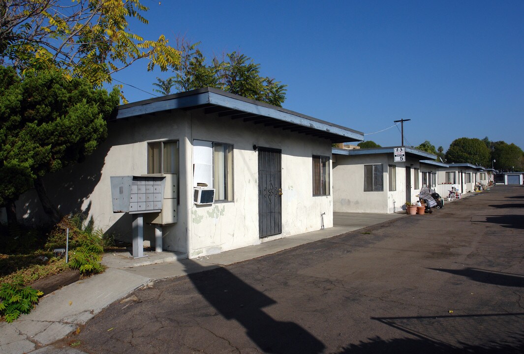 275-299 S Mollison Ave in El Cajon, CA - Building Photo