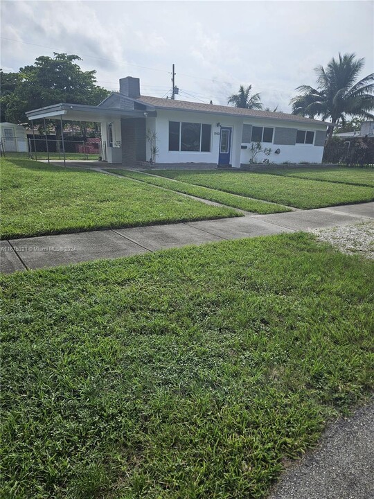 19401 NE 1st Ave in Miami, FL - Building Photo