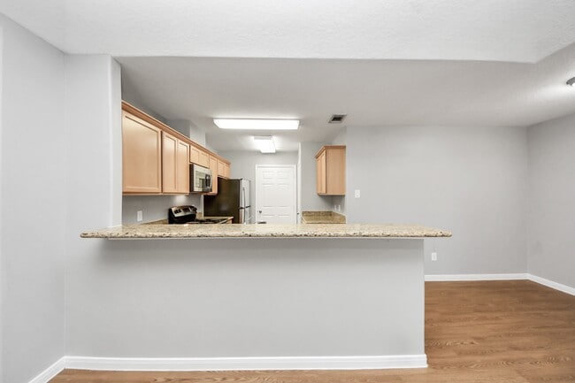 1324 S Johnson St in Alvin, TX - Foto de edificio - Building Photo