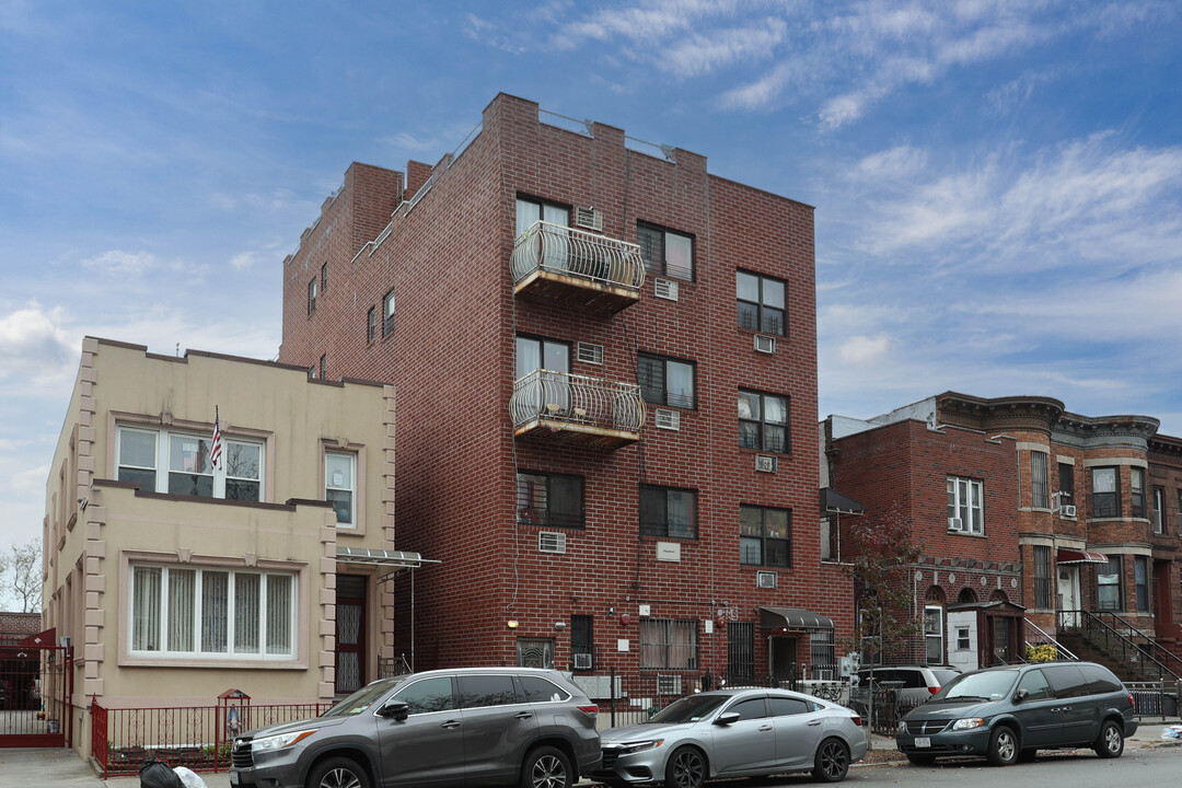 556 60th St in Brooklyn, NY - Building Photo