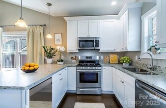 75 Leyland Cir in Hendersonville, NC - Foto de edificio - Building Photo