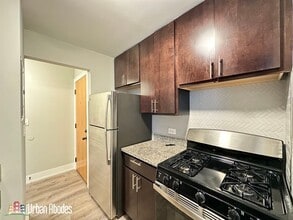 527 W Surf St, Unit A04C in Chicago, IL - Building Photo - Building Photo