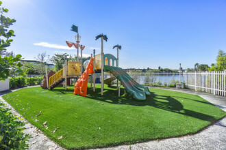 Lakeside Manor Apartments in Sunrise, FL - Building Photo - Building Photo