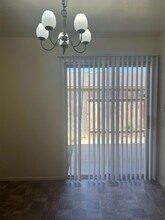 2200 Courtleigh Dr in Bakersfield, CA - Building Photo - Building Photo