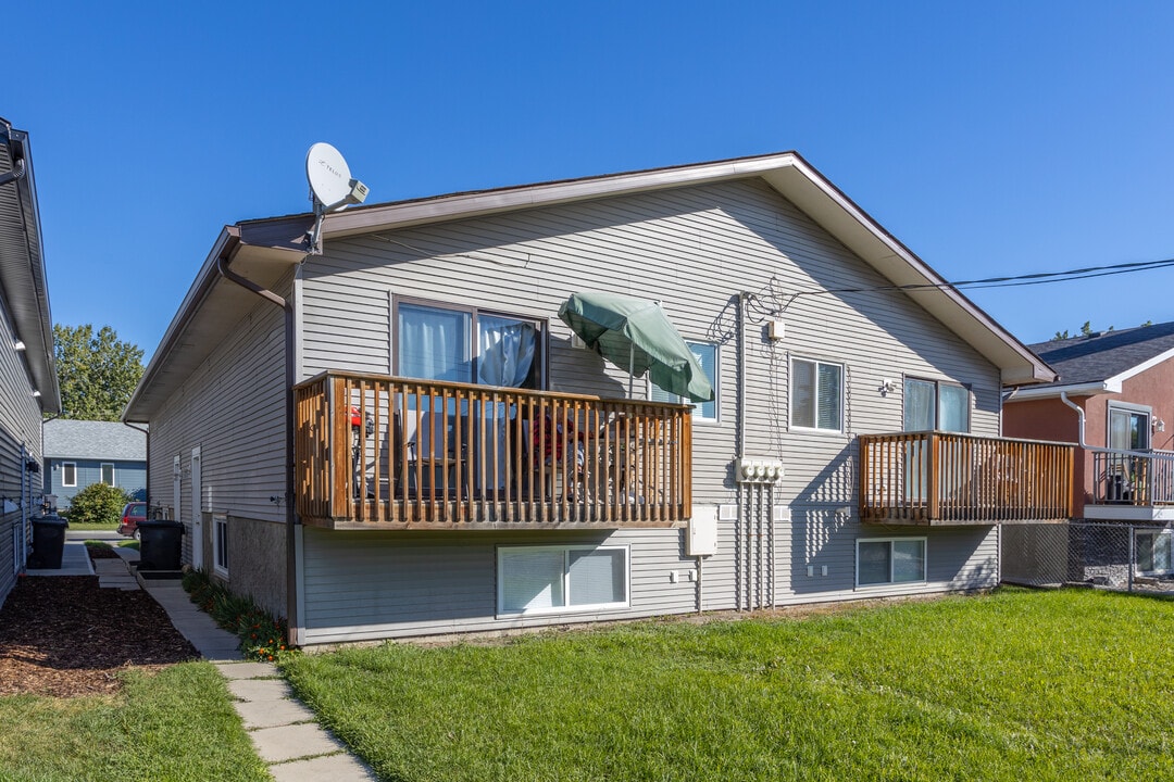 105 6 Av SE in High River, AB - Building Photo