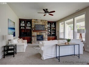 2570 NW 108th Terrace in Portland, OR - Building Photo - Building Photo