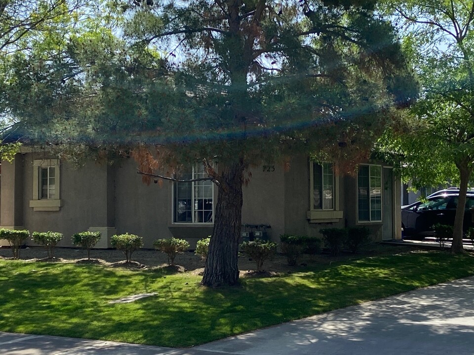 725 Greenwood Meadow Ln in Bakersfield, CA - Building Photo