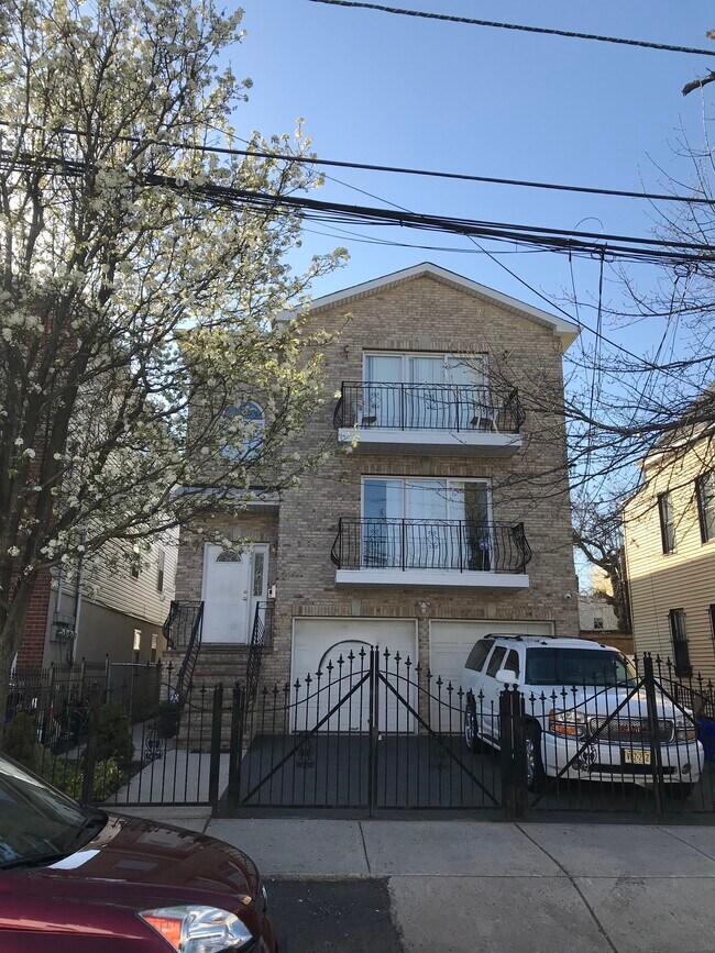 182 Ridge St Apartments and Nearby Newark Apartments For Rent Newark, NJ