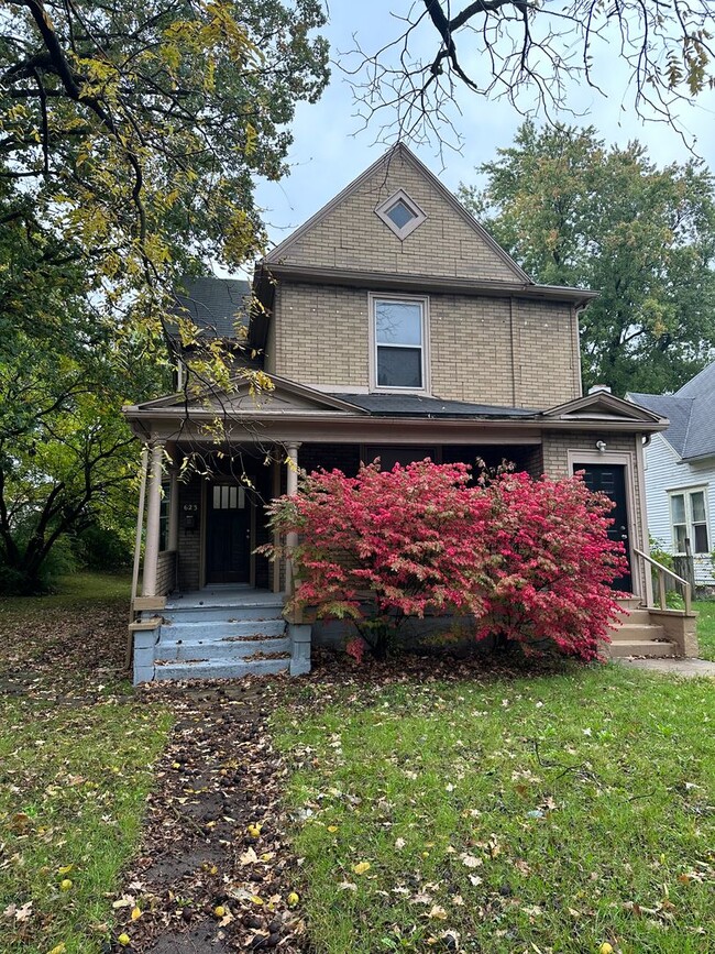 property at 623 W Creighton Ave