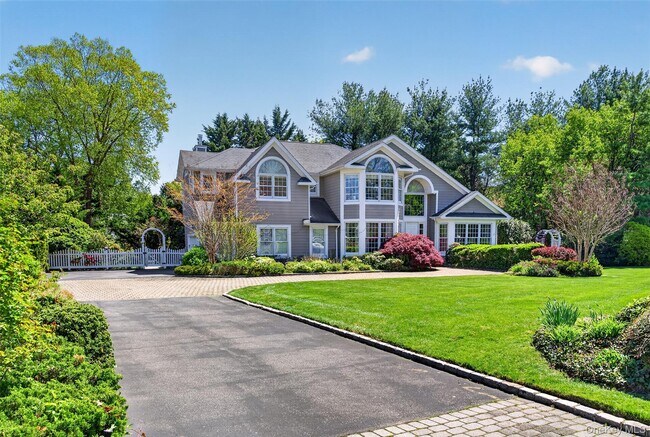 2 Tappanwood Dr in Locust Valley, NY - Building Photo - Building Photo
