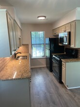 900 E Leslie Cir-Unit -B in Austin, TX - Building Photo - Building Photo