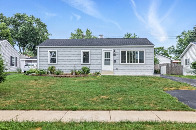 1111 S Washington St in Wheaton, IL - Foto de edificio - Building Photo