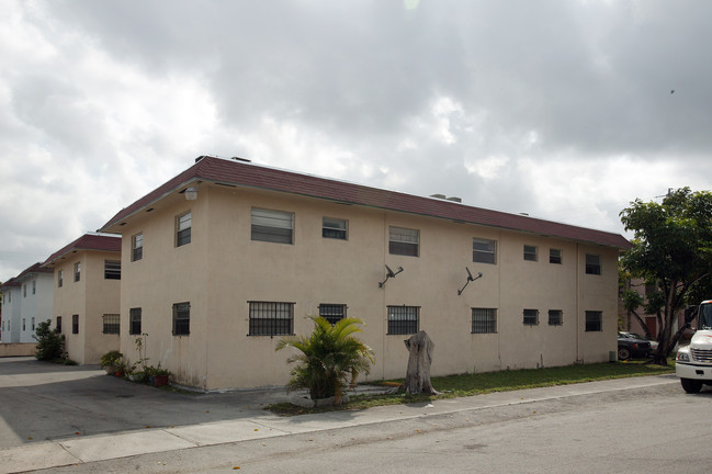 735 SW 15th St in Hialeah, FL - Building Photo - Building Photo