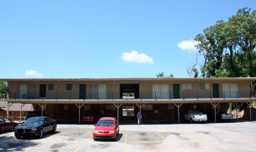 1611 Riverside Dr in Tulsa, OK - Foto de edificio - Building Photo