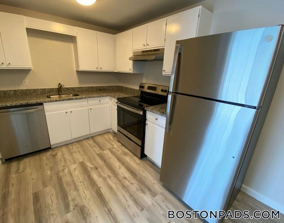4516 N Main St in Fall River, MA - Building Photo