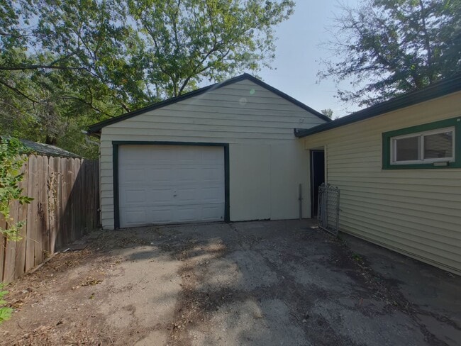 4242 Dover St in Wichita, KS - Building Photo - Building Photo