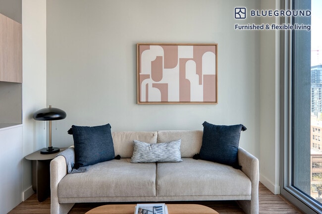 165 N Desplaines St in Chicago, IL - Foto de edificio - Building Photo