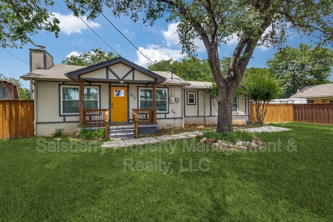 property at 305 S Walnut St