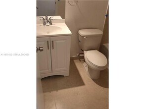 468 NE 206th Ln in Miami, FL - Foto de edificio - Building Photo